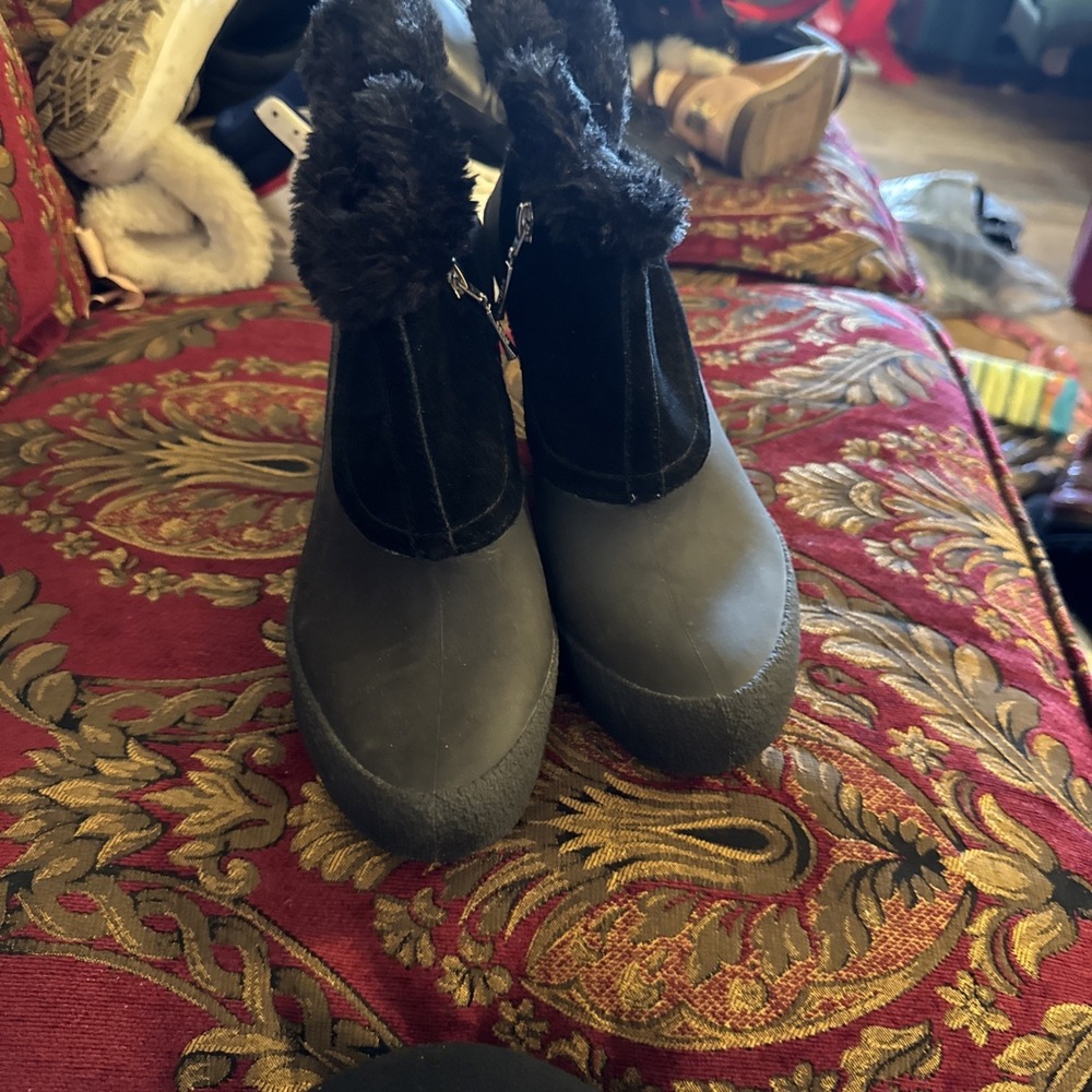 CCILU Women's Wedge Heels US 10 All Weather Fur Accent Zip Black NEW Shoes